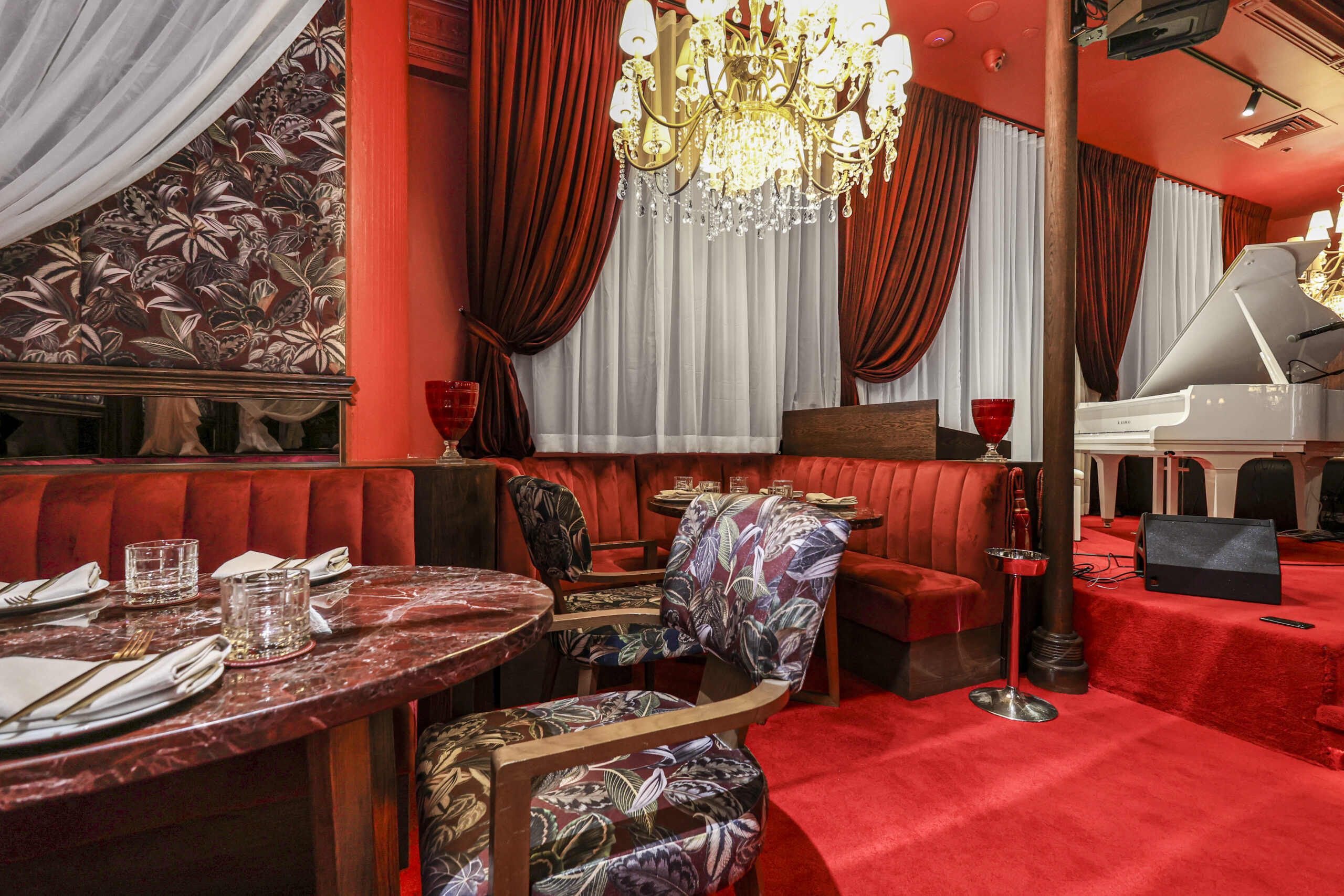 Empire window furnishing